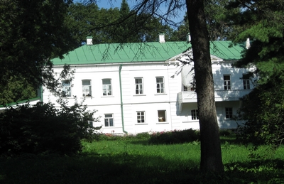 Het huis van de Tolstojs in het bos