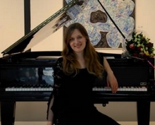 Maria Prokofieva poseert met haar piano