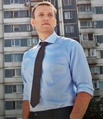 Navalny poseert voor een flatgebouw
