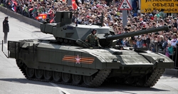 close up van de tank op straat, met toeschouwers op de achtergrond