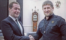 Kadyrov schudt handem met peremier Medvedev