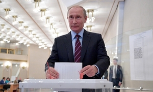 Poetin laat zijn stembiljet in de box zakken