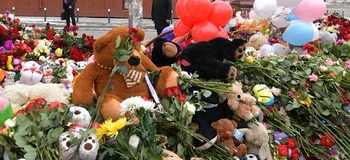 zee van bloemen, ballonnen en knuffels ter nagedachtenis van de slachtoffers van de ramp