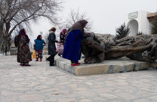 vrouw bij Naqhsband's boom
