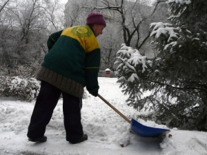 Vasiljevna met sneeuwschep