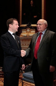 Medvedev schudt de hand van Gorbatsjov