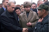 Poetin ontmoet de famillie van de Koersk-bemanning