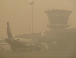 Smog op een Moskous vliegveld