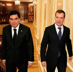 Berdymoechamedov loopt met Medvedev