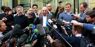 Berezovski omringt door journalisten