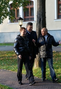 Medvedev en Poetin wandelen met Janoekovitsj