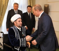 Fajzov schudt handen met Poetin