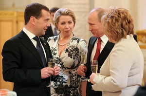 Poetin en Medvedev met hun vrouwen op de rteceptie na de inauaguratie van Poetin