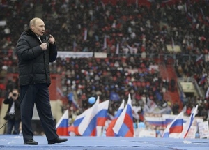 Poetin spreekt op de manifestatie in Loezjniki.