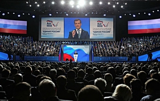 Medvedev houdt een toespraak op het partijcongres van Verenigd Rusland
