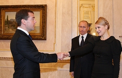 Timosjenko schudt handen met de Russische machthebbers