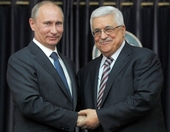 Poetin schudt handen met Abbas