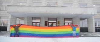 2 gay-activistyen met een regenboogvlag