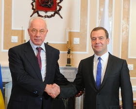 Azarov schudt handen met Medvedev