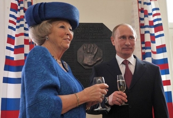 Beatrix heft het glas met Poetin