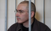 Chodorkovski achter tralies in de rechtszaal.