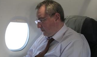 Rogozin leest in een vliegtuig
