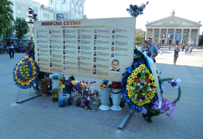 eerbetoon aan de honderd gevallenen van Majdan in de stad Ternopil