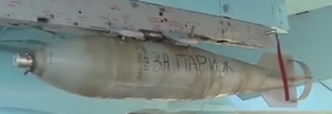 afbeelding van een vliegtuigbom met de geschreven tekst 'voor Parijs'
