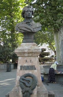 Borstbeeld van Poesjkin op een sokkel op het vrijheidsplein