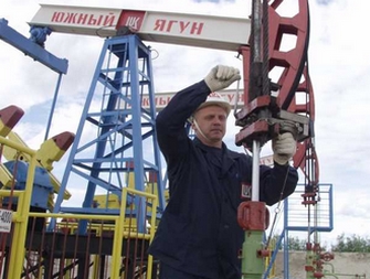 Werknemer van Lukoil repareert een boorinstallatie