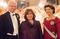 op de Nobel ceremonie, met de Zweedse konig en koningin