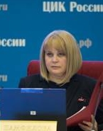 Pamfilova geeft zittend achter een tafel van de CEC een officiële verklaring
