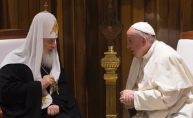 Franciscus praat met Kirill