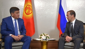 Medvedev apart met Jeenbekov in een officieel gesprek