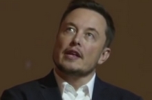 beeld van Musk tijdens zijn speech