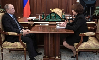 poetin praat met Poetin, gezeten aan weerszijden van een tafel