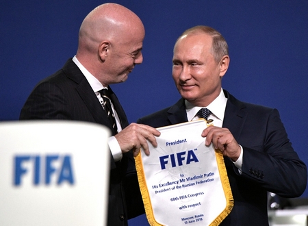 FIFA-baas Infantino overhandigt een vaandeltje aan Poetin