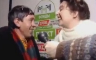beeld uit een reclame met Goloebkov en zijn lachende 'vrouw'