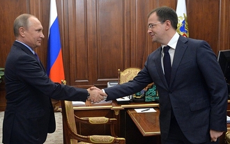 Medinski schudt handen met Putin in het Kremlin
