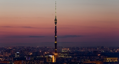 de toren middenin nachtelijk Moskou