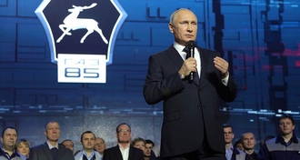 Poetin spreekt staand met microfoon arbeiders toe