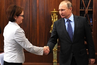 Poetin schudt staand handen met Nabioellina