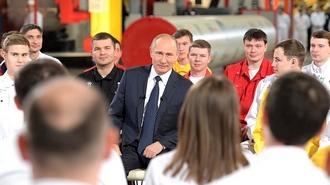 Poetin omringd door fabrieksarbeiders