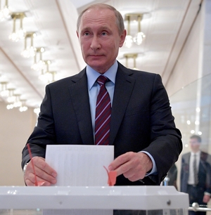 Poetin stopt zijn stembiljet in een stembus