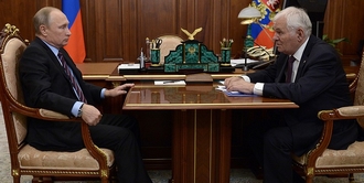 Rosjal zit aan tafel met Poetin tegeover zich