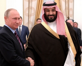 Poetin schudt handen met Mohammad bin Salman