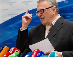 Zjirinovski spreekt met opgehjeven vinger achter een katheder met microfoons
