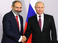 Pasjinjan schudt handen met Poetin